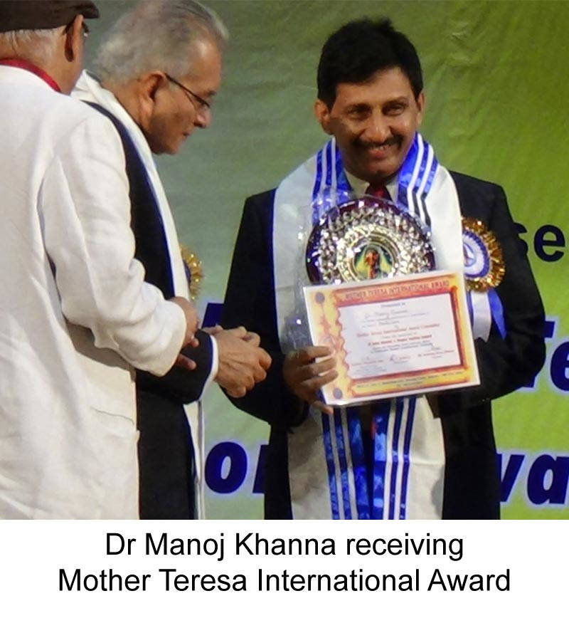 Dr Manoj Khanna receiving Mother Teresa International Award